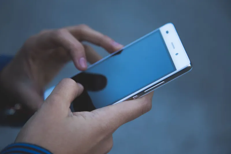 One Thumb to Rule Them All: The Motor Asymmetry Baked Into Modern Smartphone Design